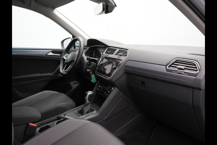 Volkswagen Tiguan 1.4 TSI eHybrid Active PHEV 245pk Dealer O.H. | Trekhaak Af Fabriek | Adaptive Cruise | Camera | LED verlichting | Stoelen & Stuur Verwarmd | Apple Carplay | Navigatie | Virtual Cockpit | DAB | Plug In Hybrid |