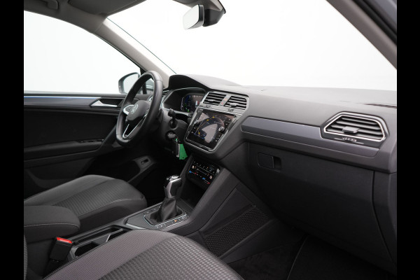 Volkswagen Tiguan 1.4 TSI eHybrid Active PHEV 245pk Dealer O.H. | Trekhaak Af Fabriek | Adaptive Cruise | Camera | LED verlichting | Stoelen & Stuur Verwarmd | Apple Carplay | Navigatie | Virtual Cockpit | DAB | Plug In Hybrid |