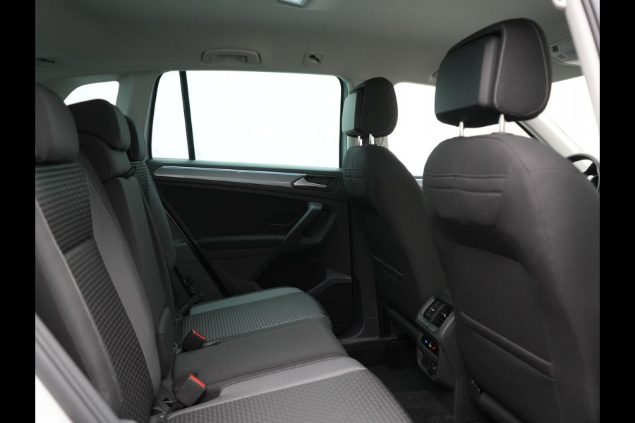 Volkswagen Tiguan 1.4 TSI eHybrid Active PHEV 245pk Dealer O.H. | Trekhaak Af Fabriek | Adaptive Cruise | Camera | LED verlichting | Stoelen & Stuur Verwarmd | Apple Carplay | Navigatie | Virtual Cockpit | DAB | Plug In Hybrid |
