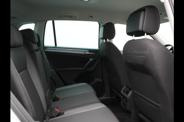 Volkswagen Tiguan 1.4 TSI eHybrid Active PHEV 245pk Dealer O.H. | Trekhaak Af Fabriek | Adaptive Cruise | Camera | LED verlichting | Stoelen & Stuur Verwarmd | Apple Carplay | Navigatie | Virtual Cockpit | DAB | Plug In Hybrid |