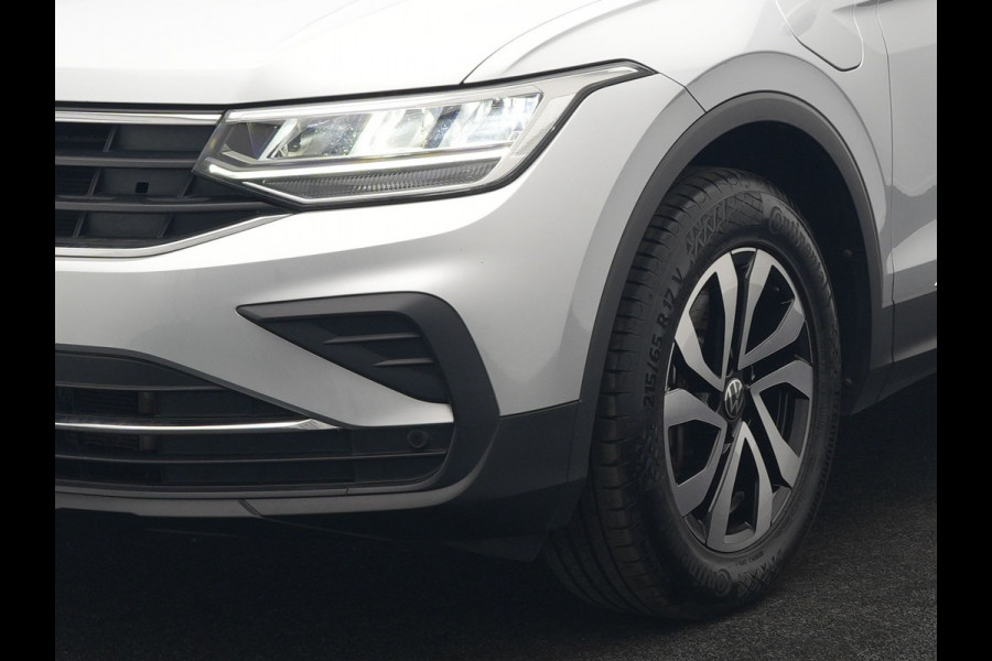 Volkswagen Tiguan 1.4 TSI eHybrid Active PHEV 245pk Dealer O.H. | Trekhaak Af Fabriek | Adaptive Cruise | Camera | LED verlichting | Stoelen & Stuur Verwarmd | Apple Carplay | Navigatie | Virtual Cockpit | DAB | Plug In Hybrid |