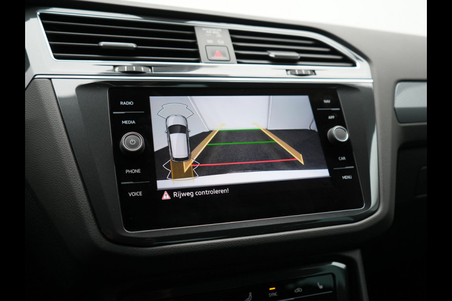 Volkswagen Tiguan 1.4 TSI eHybrid Active PHEV 245pk Dealer O.H. | Trekhaak Af Fabriek | Adaptive Cruise | Camera | LED verlichting | Stoelen & Stuur Verwarmd | Apple Carplay | Navigatie | Virtual Cockpit | DAB | Plug In Hybrid |