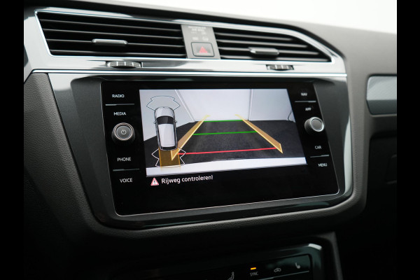 Volkswagen Tiguan 1.4 TSI eHybrid Active PHEV 245pk Dealer O.H. | Trekhaak Af Fabriek | Adaptive Cruise | Camera | LED verlichting | Stoelen & Stuur Verwarmd | Apple Carplay | Navigatie | Virtual Cockpit | DAB | Plug In Hybrid |
