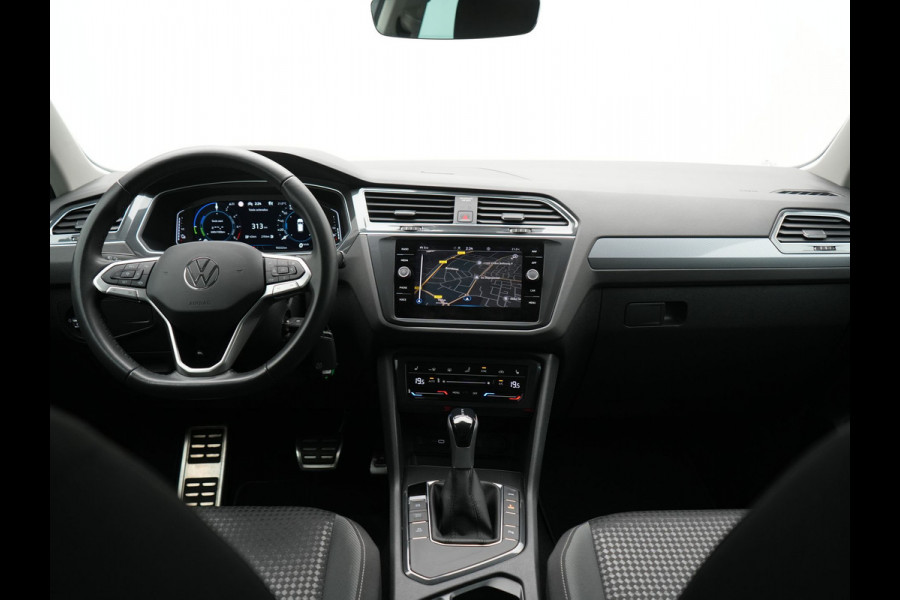 Volkswagen Tiguan 1.4 TSI eHybrid Active PHEV 245pk Dealer O.H. | Trekhaak Af Fabriek | Adaptive Cruise | Camera | LED verlichting | Stoelen & Stuur Verwarmd | Apple Carplay | Navigatie | Virtual Cockpit | DAB | Plug In Hybrid |