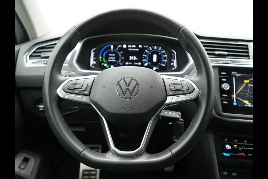 Volkswagen Tiguan 1.4 TSI eHybrid Active PHEV 245pk Dealer O.H. | Trekhaak Af Fabriek | Adaptive Cruise | Camera | LED verlichting | Stoelen & Stuur Verwarmd | Apple Carplay | Navigatie | Virtual Cockpit | DAB | Plug In Hybrid |