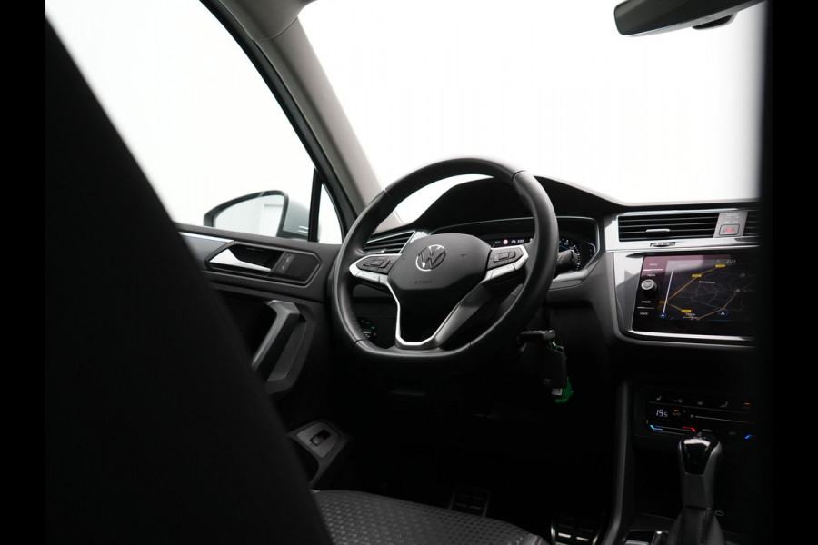 Volkswagen Tiguan 1.4 TSI eHybrid Active PHEV 245pk Dealer O.H. | Trekhaak Af Fabriek | Adaptive Cruise | Camera | LED verlichting | Stoelen & Stuur Verwarmd | Apple Carplay | Navigatie | Virtual Cockpit | DAB | Plug In Hybrid |