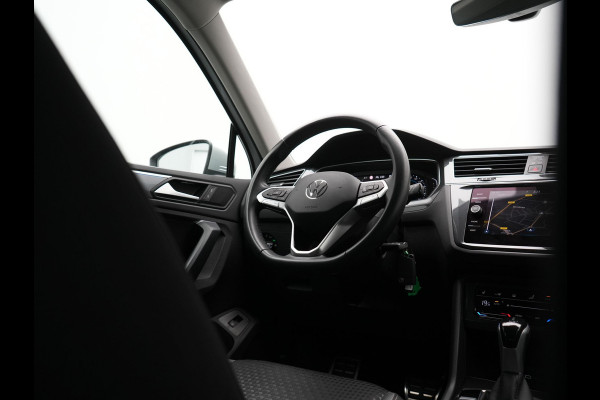 Volkswagen Tiguan 1.4 TSI eHybrid Active PHEV 245pk Dealer O.H. | Trekhaak Af Fabriek | Adaptive Cruise | Camera | LED verlichting | Stoelen & Stuur Verwarmd | Apple Carplay | Navigatie | Virtual Cockpit | DAB | Plug In Hybrid |