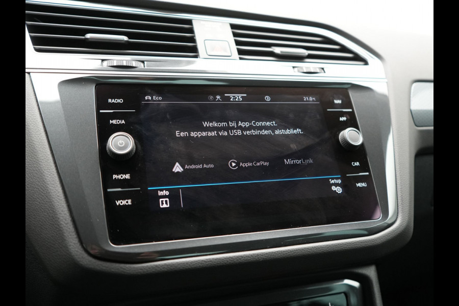 Volkswagen Tiguan 1.4 TSI eHybrid Active PHEV 245pk Dealer O.H. | Trekhaak Af Fabriek | Adaptive Cruise | Camera | LED verlichting | Stoelen & Stuur Verwarmd | Apple Carplay | Navigatie | Virtual Cockpit | DAB | Plug In Hybrid |