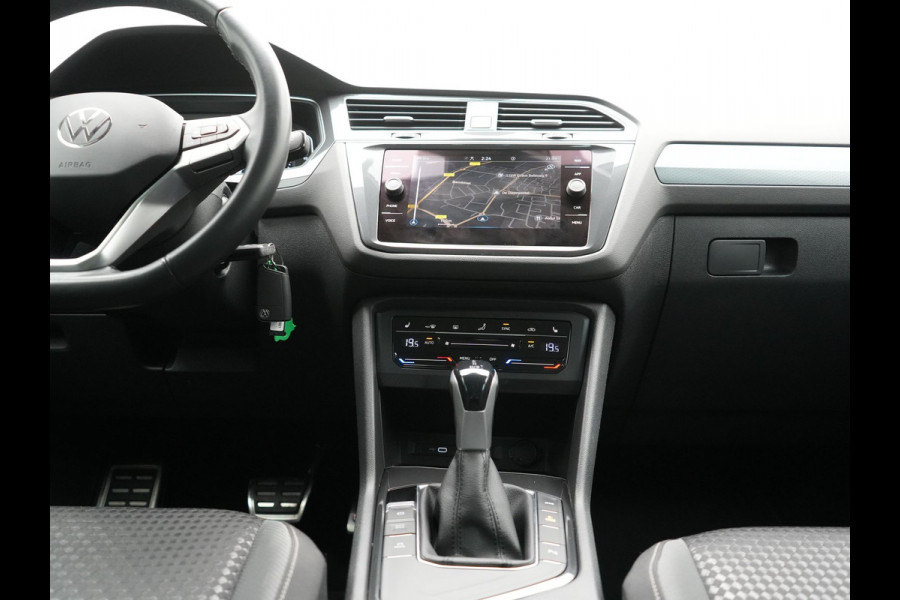Volkswagen Tiguan 1.4 TSI eHybrid Active PHEV 245pk Dealer O.H. | Trekhaak Af Fabriek | Adaptive Cruise | Camera | LED verlichting | Stoelen & Stuur Verwarmd | Apple Carplay | Navigatie | Virtual Cockpit | DAB | Plug In Hybrid |