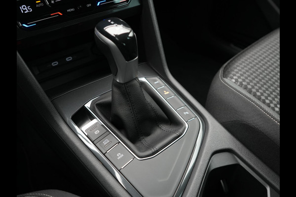 Volkswagen Tiguan 1.4 TSI eHybrid Active PHEV 245pk Dealer O.H. | Trekhaak Af Fabriek | Adaptive Cruise | Camera | LED verlichting | Stoelen & Stuur Verwarmd | Apple Carplay | Navigatie | Virtual Cockpit | DAB | Plug In Hybrid |