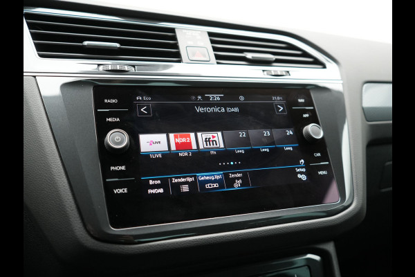 Volkswagen Tiguan 1.4 TSI eHybrid Active PHEV 245pk Dealer O.H. | Trekhaak Af Fabriek | Adaptive Cruise | Camera | LED verlichting | Stoelen & Stuur Verwarmd | Apple Carplay | Navigatie | Virtual Cockpit | DAB | Plug In Hybrid |