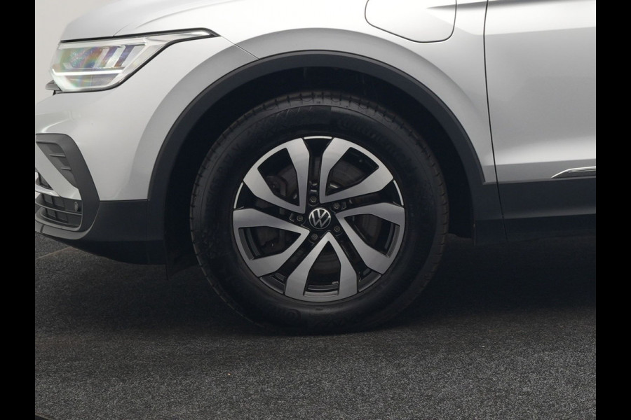 Volkswagen Tiguan 1.4 TSI eHybrid Active PHEV 245pk Dealer O.H. | Trekhaak Af Fabriek | Adaptive Cruise | Camera | LED verlichting | Stoelen & Stuur Verwarmd | Apple Carplay | Navigatie | Virtual Cockpit | DAB | Plug In Hybrid |