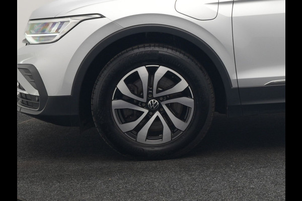Volkswagen Tiguan 1.4 TSI eHybrid Active PHEV 245pk Dealer O.H. | Trekhaak Af Fabriek | Adaptive Cruise | Camera | LED verlichting | Stoelen & Stuur Verwarmd | Apple Carplay | Navigatie | Virtual Cockpit | DAB | Plug In Hybrid |