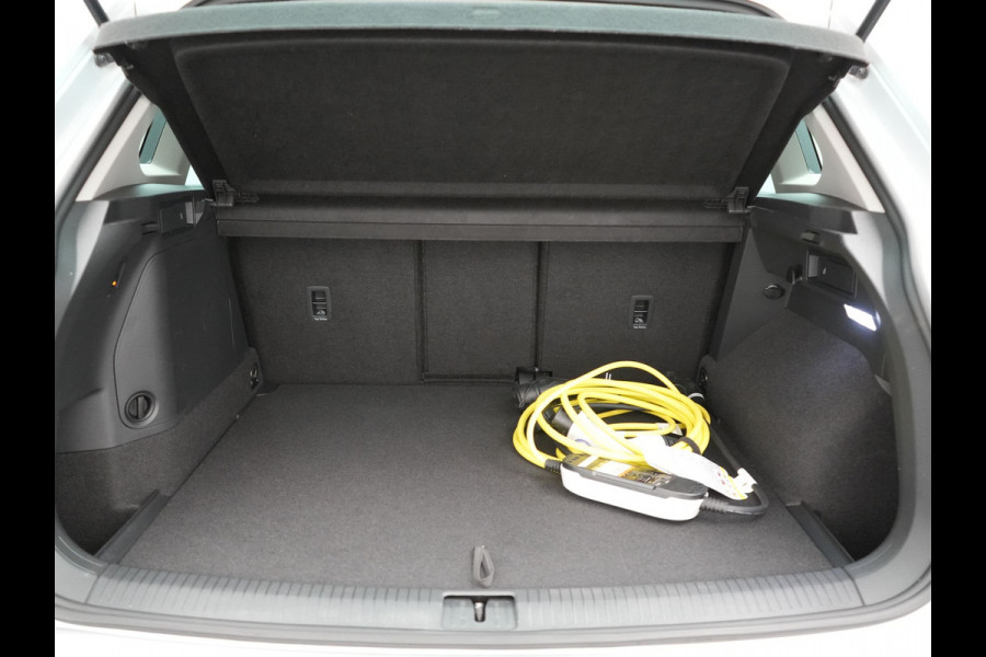 Volkswagen Tiguan 1.4 TSI eHybrid Active PHEV 245pk Dealer O.H. | Trekhaak Af Fabriek | Adaptive Cruise | Camera | LED verlichting | Stoelen & Stuur Verwarmd | Apple Carplay | Navigatie | Virtual Cockpit | DAB | Plug In Hybrid |