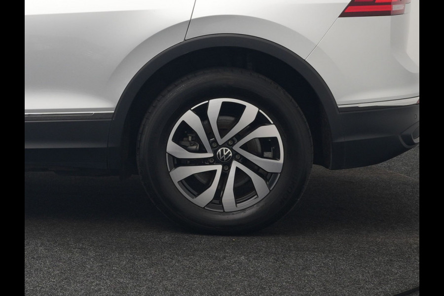 Volkswagen Tiguan 1.4 TSI eHybrid Active PHEV 245pk Dealer O.H. | Trekhaak Af Fabriek | Adaptive Cruise | Camera | LED verlichting | Stoelen & Stuur Verwarmd | Apple Carplay | Navigatie | Virtual Cockpit | DAB | Plug In Hybrid |