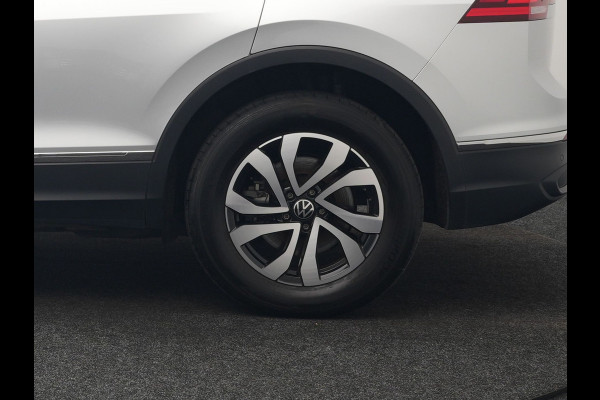 Volkswagen Tiguan 1.4 TSI eHybrid Active PHEV 245pk Dealer O.H. | Trekhaak Af Fabriek | Adaptive Cruise | Camera | LED verlichting | Stoelen & Stuur Verwarmd | Apple Carplay | Navigatie | Virtual Cockpit | DAB | Plug In Hybrid |