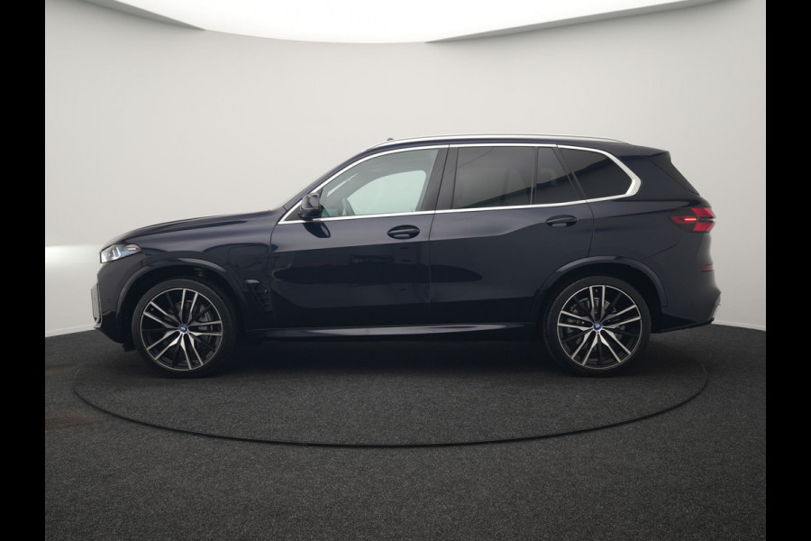 BMW X5 xDrive50e High Executive PHEV 490pk Dealer O.H. | Panodak Sky Lounge | M Sport | Luchtvering | Head Up | 360 Camera | Harman / Kardon | Nappa Lederen Comfortstoelen Memory & Verwarmd | Carbon Schwarz | Apple Carplay | Keyless | Blis | 22"L Plug In Hybrid |
