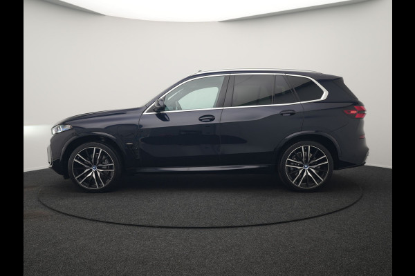BMW X5 xDrive50e High Executive PHEV 490pk Dealer O.H. | Panodak Sky Lounge | M Sport | Luchtvering | Head Up | 360 Camera | Harman / Kardon | Nappa Lederen Comfortstoelen Memory & Verwarmd | Carbon Schwarz | Apple Carplay | Keyless | Blis | 22"L Plug In Hybrid |
