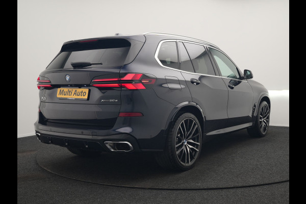 BMW X5 xDrive50e High Executive PHEV 490pk Dealer O.H. | Panodak Sky Lounge | M Sport | Luchtvering | Head Up | 360 Camera | Harman / Kardon | Nappa Lederen Comfortstoelen Memory & Verwarmd | Carbon Schwarz | Apple Carplay | Keyless | Blis | 22"L Plug In Hybrid |