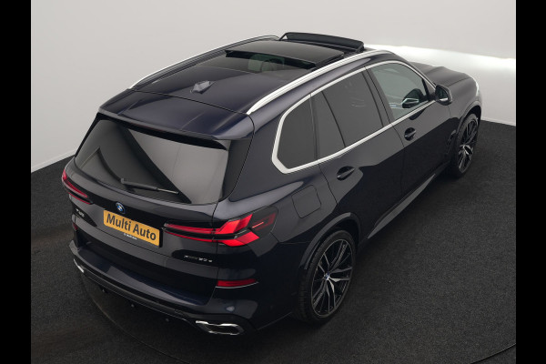 BMW X5 xDrive50e High Executive PHEV 490pk Dealer O.H. | Panodak Sky Lounge | M Sport | Luchtvering | Head Up | 360 Camera | Harman / Kardon | Nappa Lederen Comfortstoelen Memory & Verwarmd | Carbon Schwarz | Apple Carplay | Keyless | Blis | 22"L Plug In Hybrid |
