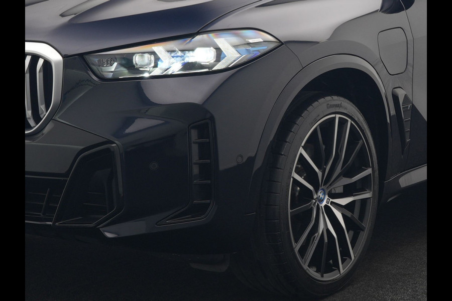 BMW X5 xDrive50e High Executive PHEV 490pk Dealer O.H. | Panodak Sky Lounge | M Sport | Luchtvering | Head Up | 360 Camera | Harman / Kardon | Nappa Lederen Comfortstoelen Memory & Verwarmd | Carbon Schwarz | Apple Carplay | Keyless | Blis | 22"L Plug In Hybrid |