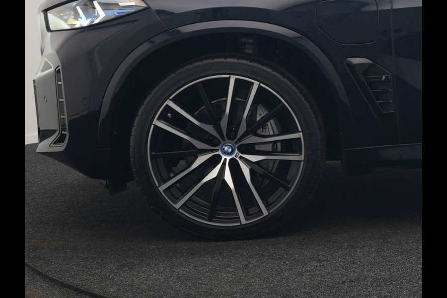 BMW X5 xDrive50e High Executive PHEV 490pk Dealer O.H. | Panodak Sky Lounge | M Sport | Luchtvering | Head Up | 360 Camera | Harman / Kardon | Nappa Lederen Comfortstoelen Memory & Verwarmd | Carbon Schwarz | Apple Carplay | Keyless | Blis | 22"L Plug In Hybrid |