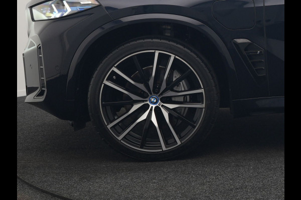 BMW X5 xDrive50e High Executive PHEV 490pk Dealer O.H. | Panodak Sky Lounge | M Sport | Luchtvering | Head Up | 360 Camera | Harman / Kardon | Nappa Lederen Comfortstoelen Memory & Verwarmd | Carbon Schwarz | Apple Carplay | Keyless | Blis | 22"L Plug In Hybrid |