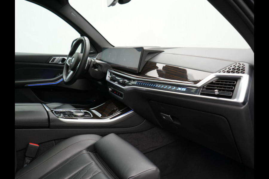 BMW X5 xDrive50e High Executive PHEV 490pk Dealer O.H. | Panodak Sky Lounge | M Sport | Luchtvering | Head Up | 360 Camera | Harman / Kardon | Nappa Lederen Comfortstoelen Memory & Verwarmd | Carbon Schwarz | Apple Carplay | Keyless | Blis | 22"L Plug In Hybrid |