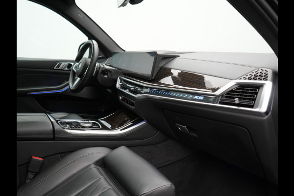 BMW X5 xDrive50e High Executive PHEV 490pk Dealer O.H. | Panodak Sky Lounge | M Sport | Luchtvering | Head Up | 360 Camera | Harman / Kardon | Nappa Lederen Comfortstoelen Memory & Verwarmd | Carbon Schwarz | Apple Carplay | Keyless | Blis | 22"L Plug In Hybrid |