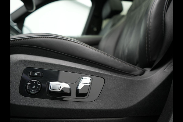 BMW X5 xDrive50e High Executive PHEV 490pk Dealer O.H. | Panodak Sky Lounge | M Sport | Luchtvering | Head Up | 360 Camera | Harman / Kardon | Nappa Lederen Comfortstoelen Memory & Verwarmd | Carbon Schwarz | Apple Carplay | Keyless | Blis | 22"L Plug In Hybrid |