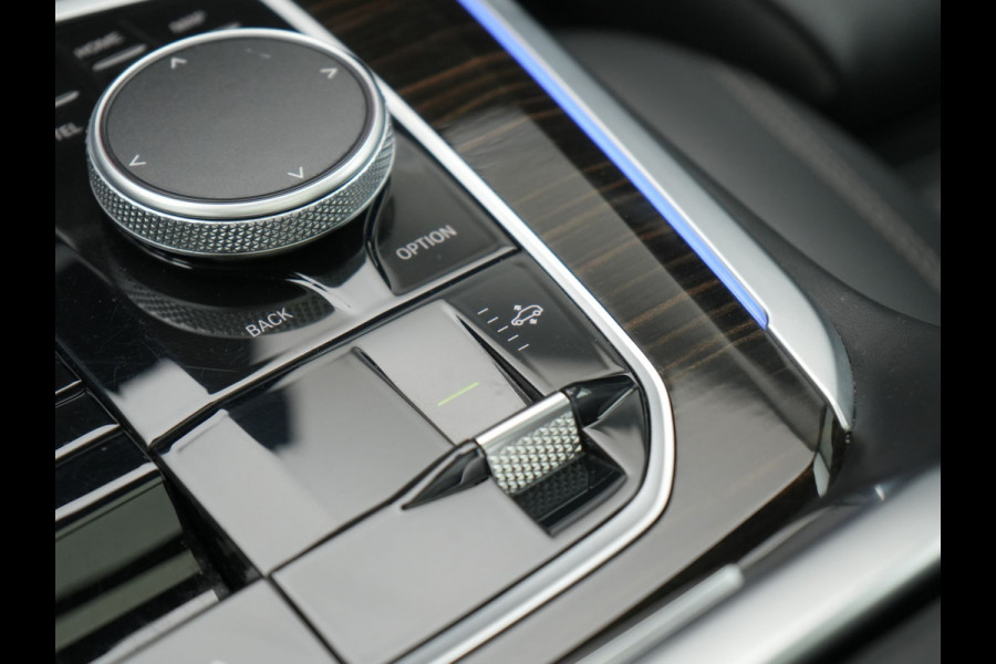 BMW X5 xDrive50e High Executive PHEV 490pk Dealer O.H. | Panodak Sky Lounge | M Sport | Luchtvering | Head Up | 360 Camera | Harman / Kardon | Nappa Lederen Comfortstoelen Memory & Verwarmd | Carbon Schwarz | Apple Carplay | Keyless | Blis | 22"L Plug In Hybrid |