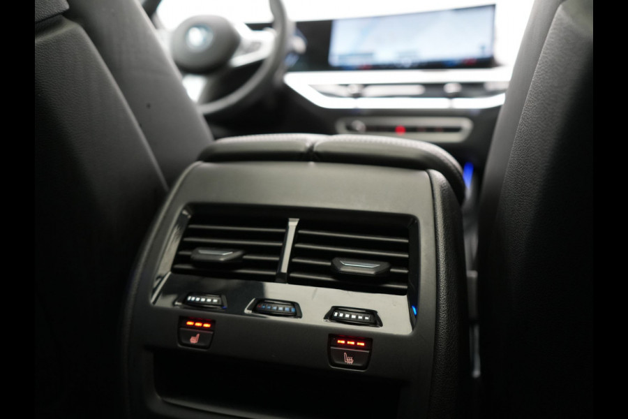 BMW X5 xDrive50e High Executive PHEV 490pk Dealer O.H. | Panodak Sky Lounge | M Sport | Luchtvering | Head Up | 360 Camera | Harman / Kardon | Nappa Lederen Comfortstoelen Memory & Verwarmd | Carbon Schwarz | Apple Carplay | Keyless | Blis | 22"L Plug In Hybrid |