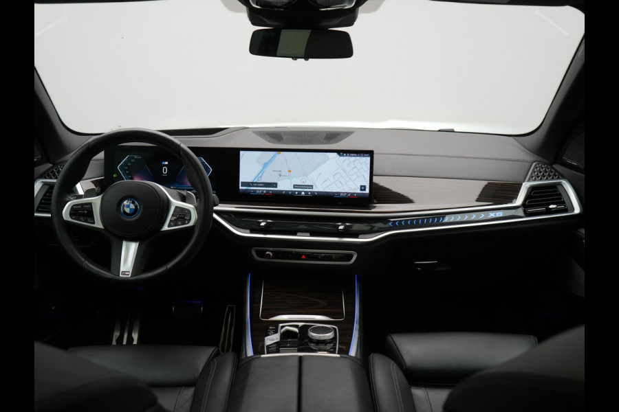 BMW X5 xDrive50e High Executive PHEV 490pk Dealer O.H. | Panodak Sky Lounge | M Sport | Luchtvering | Head Up | 360 Camera | Harman / Kardon | Nappa Lederen Comfortstoelen Memory & Verwarmd | Carbon Schwarz | Apple Carplay | Keyless | Blis | 22"L Plug In Hybrid |