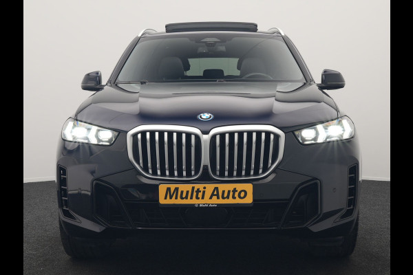 BMW X5 xDrive50e High Executive PHEV 490pk Dealer O.H. | Panodak Sky Lounge | M Sport | Luchtvering | Head Up | 360 Camera | Harman / Kardon | Nappa Lederen Comfortstoelen Memory & Verwarmd | Carbon Schwarz | Apple Carplay | Keyless | Blis | 22"L Plug In Hybrid |