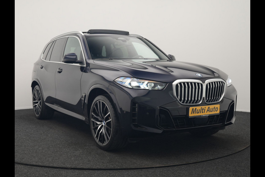 BMW X5 xDrive50e High Executive PHEV 490pk Dealer O.H. | Panodak Sky Lounge | M Sport | Luchtvering | Head Up | 360 Camera | Harman / Kardon | Nappa Lederen Comfortstoelen Memory & Verwarmd | Carbon Schwarz | Apple Carplay | Keyless | Blis | 22"L Plug In Hybrid |