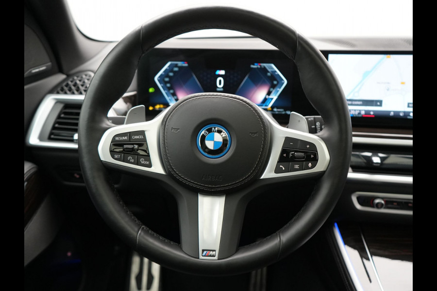 BMW X5 xDrive50e High Executive PHEV 490pk Dealer O.H. | Panodak Sky Lounge | M Sport | Luchtvering | Head Up | 360 Camera | Harman / Kardon | Nappa Lederen Comfortstoelen Memory & Verwarmd | Carbon Schwarz | Apple Carplay | Keyless | Blis | 22"L Plug In Hybrid |
