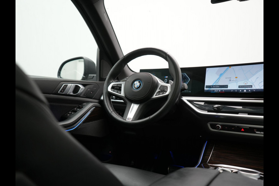 BMW X5 xDrive50e High Executive PHEV 490pk Dealer O.H. | Panodak Sky Lounge | M Sport | Luchtvering | Head Up | 360 Camera | Harman / Kardon | Nappa Lederen Comfortstoelen Memory & Verwarmd | Carbon Schwarz | Apple Carplay | Keyless | Blis | 22"L Plug In Hybrid |