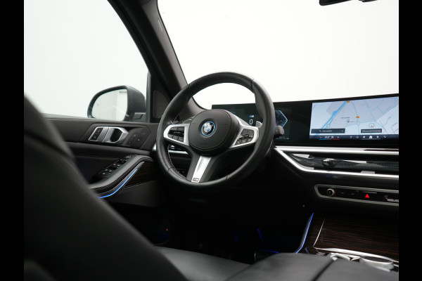 BMW X5 xDrive50e High Executive PHEV 490pk Dealer O.H. | Panodak Sky Lounge | M Sport | Luchtvering | Head Up | 360 Camera | Harman / Kardon | Nappa Lederen Comfortstoelen Memory & Verwarmd | Carbon Schwarz | Apple Carplay | Keyless | Blis | 22"L Plug In Hybrid |