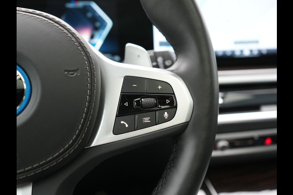 BMW X5 xDrive50e High Executive PHEV 490pk Dealer O.H. | Panodak Sky Lounge | M Sport | Luchtvering | Head Up | 360 Camera | Harman / Kardon | Nappa Lederen Comfortstoelen Memory & Verwarmd | Carbon Schwarz | Apple Carplay | Keyless | Blis | 22"L Plug In Hybrid |