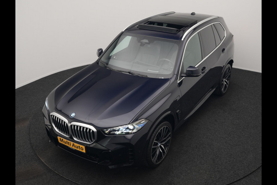 BMW X5 xDrive50e High Executive PHEV 490pk Dealer O.H. | Panodak Sky Lounge | M Sport | Luchtvering | Head Up | 360 Camera | Harman / Kardon | Nappa Lederen Comfortstoelen Memory & Verwarmd | Carbon Schwarz | Apple Carplay | Keyless | Blis | 22"L Plug In Hybrid |