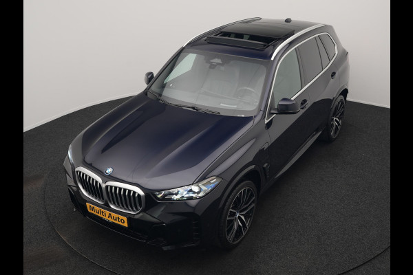 BMW X5 xDrive50e High Executive PHEV 490pk Dealer O.H. | Panodak Sky Lounge | M Sport | Luchtvering | Head Up | 360 Camera | Harman / Kardon | Nappa Lederen Comfortstoelen Memory & Verwarmd | Carbon Schwarz | Apple Carplay | Keyless | Blis | 22"L Plug In Hybrid |