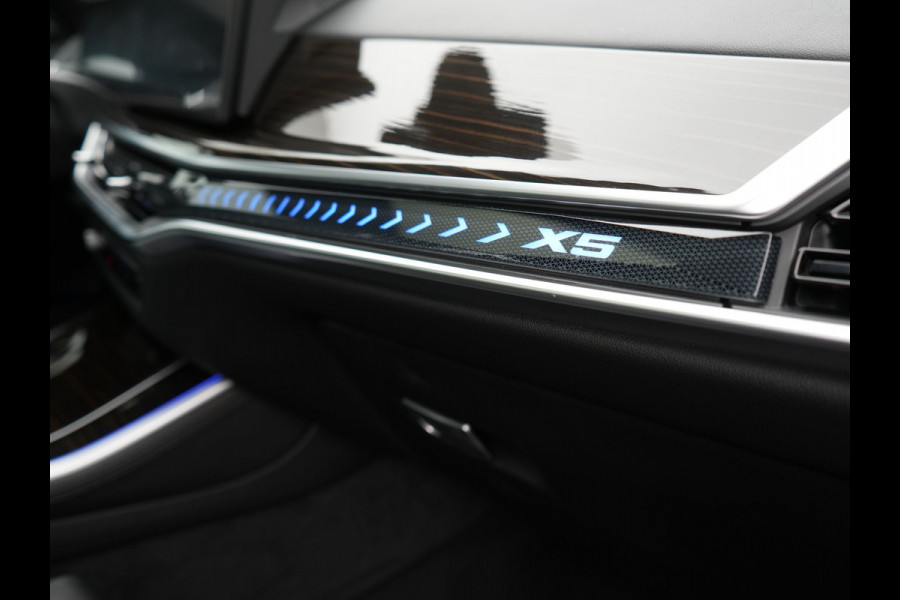 BMW X5 xDrive50e High Executive PHEV 490pk Dealer O.H. | Panodak Sky Lounge | M Sport | Luchtvering | Head Up | 360 Camera | Harman / Kardon | Nappa Lederen Comfortstoelen Memory & Verwarmd | Carbon Schwarz | Apple Carplay | Keyless | Blis | 22"L Plug In Hybrid |