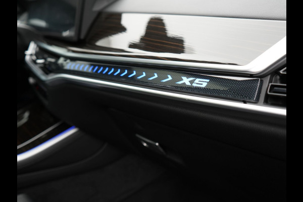 BMW X5 xDrive50e High Executive PHEV 490pk Dealer O.H. | Panodak Sky Lounge | M Sport | Luchtvering | Head Up | 360 Camera | Harman / Kardon | Nappa Lederen Comfortstoelen Memory & Verwarmd | Carbon Schwarz | Apple Carplay | Keyless | Blis | 22"L Plug In Hybrid |
