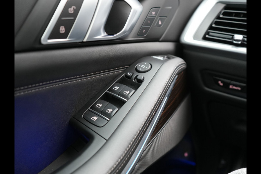 BMW X5 xDrive50e High Executive PHEV 490pk Dealer O.H. | Panodak Sky Lounge | M Sport | Luchtvering | Head Up | 360 Camera | Harman / Kardon | Nappa Lederen Comfortstoelen Memory & Verwarmd | Carbon Schwarz | Apple Carplay | Keyless | Blis | 22"L Plug In Hybrid |