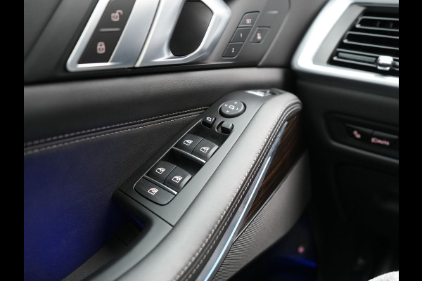 BMW X5 xDrive50e High Executive PHEV 490pk Dealer O.H. | Panodak Sky Lounge | M Sport | Luchtvering | Head Up | 360 Camera | Harman / Kardon | Nappa Lederen Comfortstoelen Memory & Verwarmd | Carbon Schwarz | Apple Carplay | Keyless | Blis | 22"L Plug In Hybrid |