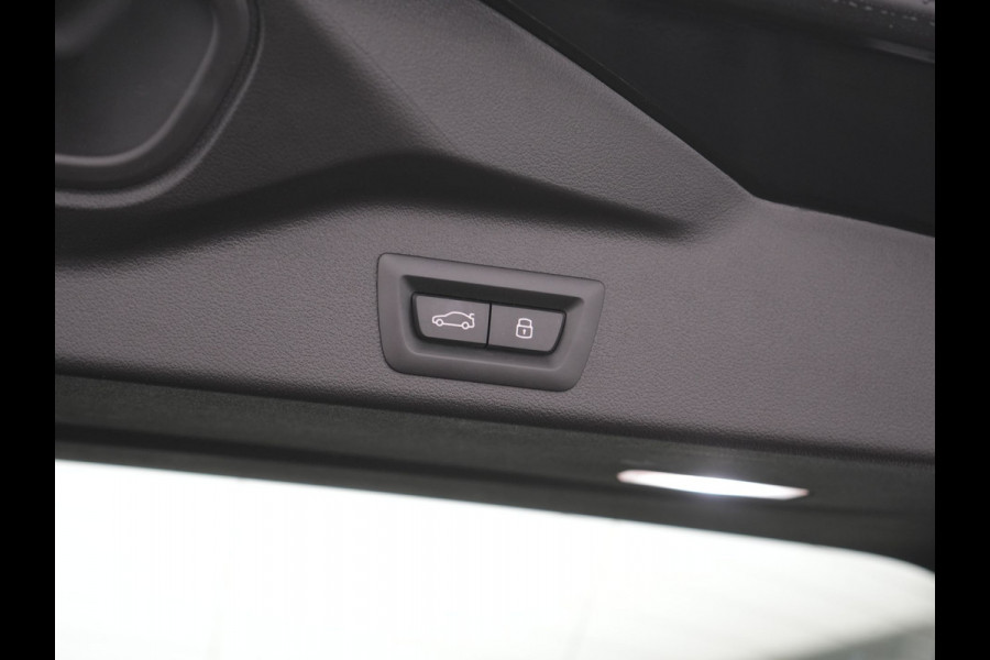 BMW X5 xDrive50e High Executive PHEV 490pk Dealer O.H. | Panodak Sky Lounge | M Sport | Luchtvering | Head Up | 360 Camera | Harman / Kardon | Nappa Lederen Comfortstoelen Memory & Verwarmd | Carbon Schwarz | Apple Carplay | Keyless | Blis | 22"L Plug In Hybrid |