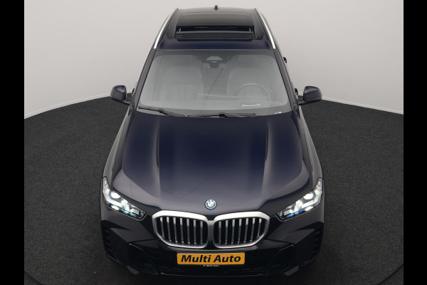 BMW X5 xDrive50e High Executive PHEV 490pk Dealer O.H. | Panodak Sky Lounge | M Sport | Luchtvering | Head Up | 360 Camera | Harman / Kardon | Nappa Lederen Comfortstoelen Memory & Verwarmd | Carbon Schwarz | Apple Carplay | Keyless | Blis | 22"L Plug In Hybrid |