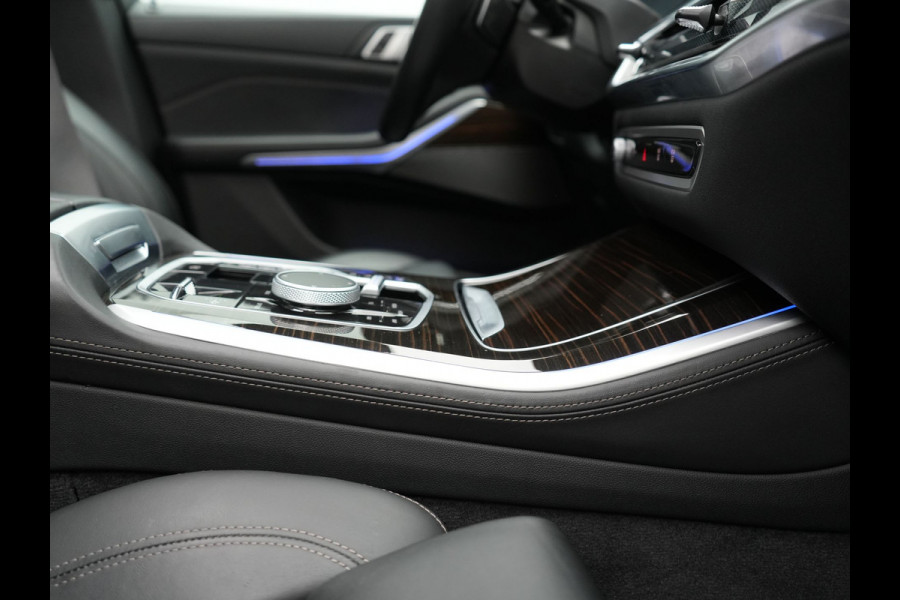 BMW X5 xDrive50e High Executive PHEV 490pk Dealer O.H. | Panodak Sky Lounge | M Sport | Luchtvering | Head Up | 360 Camera | Harman / Kardon | Nappa Lederen Comfortstoelen Memory & Verwarmd | Carbon Schwarz | Apple Carplay | Keyless | Blis | 22"L Plug In Hybrid |