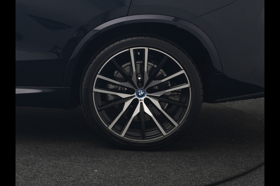 BMW X5 xDrive50e High Executive PHEV 490pk Dealer O.H. | Panodak Sky Lounge | M Sport | Luchtvering | Head Up | 360 Camera | Harman / Kardon | Nappa Lederen Comfortstoelen Memory & Verwarmd | Carbon Schwarz | Apple Carplay | Keyless | Blis | 22"L Plug In Hybrid |
