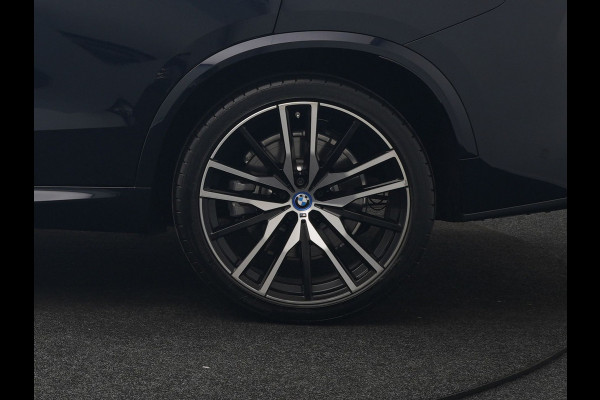 BMW X5 xDrive50e High Executive PHEV 490pk Dealer O.H. | Panodak Sky Lounge | M Sport | Luchtvering | Head Up | 360 Camera | Harman / Kardon | Nappa Lederen Comfortstoelen Memory & Verwarmd | Carbon Schwarz | Apple Carplay | Keyless | Blis | 22"L Plug In Hybrid |